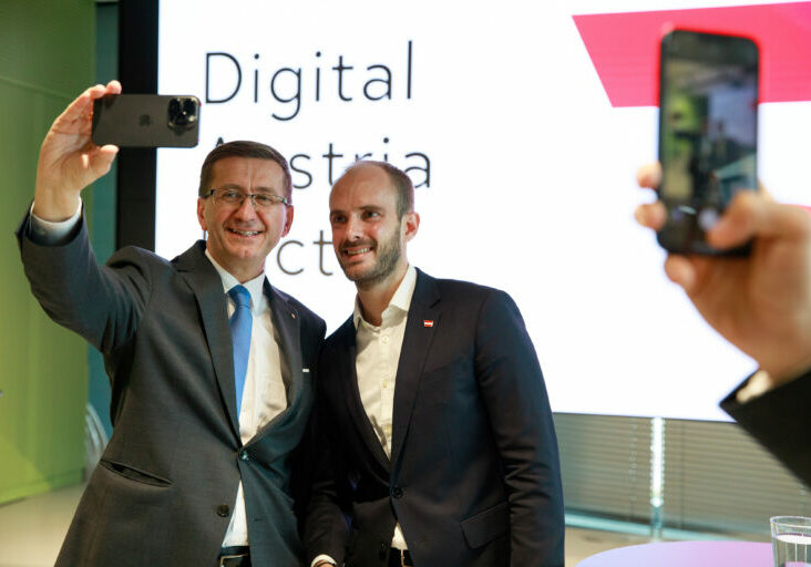Die österreichweite "Digitale Kompetenzoffensive" findet auch in Oberösterreich Anklang. Wirtschaftslandesrat Markus Achleitner und Digitalisierungsstaatssekretär Florian Tursky gaben bei einer Pressekonferenz die Details bekannt. Foto: OÖ / Margot Haag