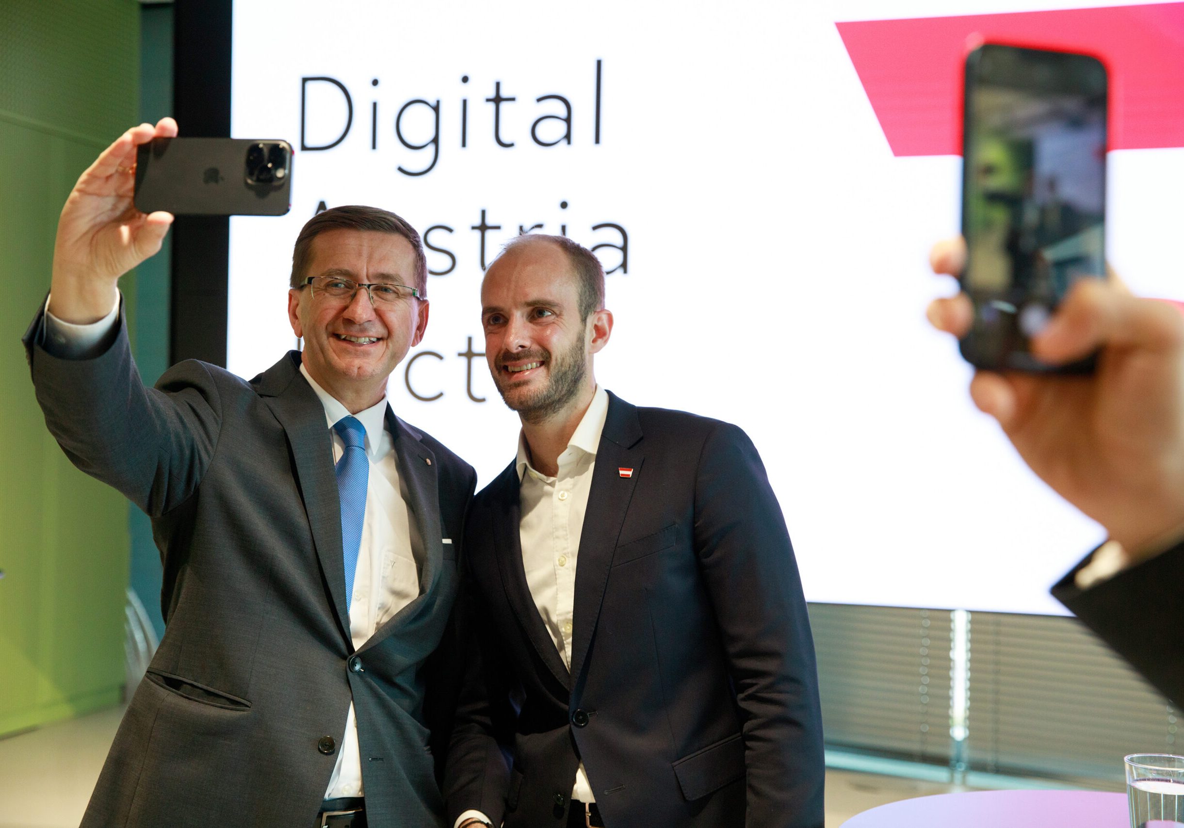 Die österreichweite "Digitale Kompetenzoffensive" findet auch in Oberösterreich Anklang. Wirtschaftslandesrat Markus Achleitner und Digitalisierungsstaatssekretär Florian Tursky gaben bei einer Pressekonferenz die Details bekannt. Foto: OÖ / Margot Haag
