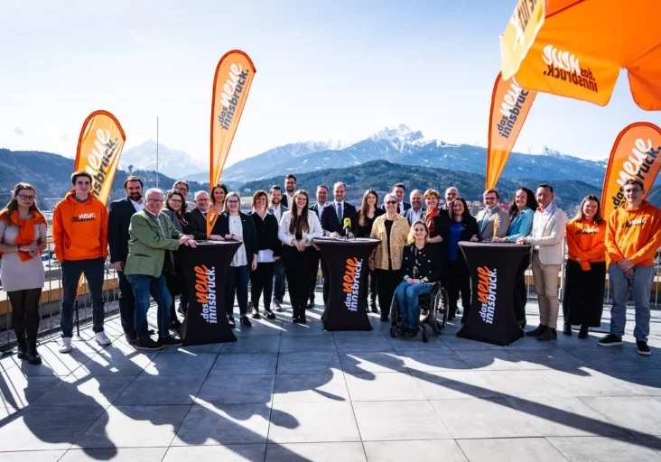 Vor beeindruckender Bergkulisse präsentierte Florian Tursky am Montag sein Team für die Innsbrucker Bürgermeister- und Gemeinderatswahl. Foto: Das neue Innsbruck