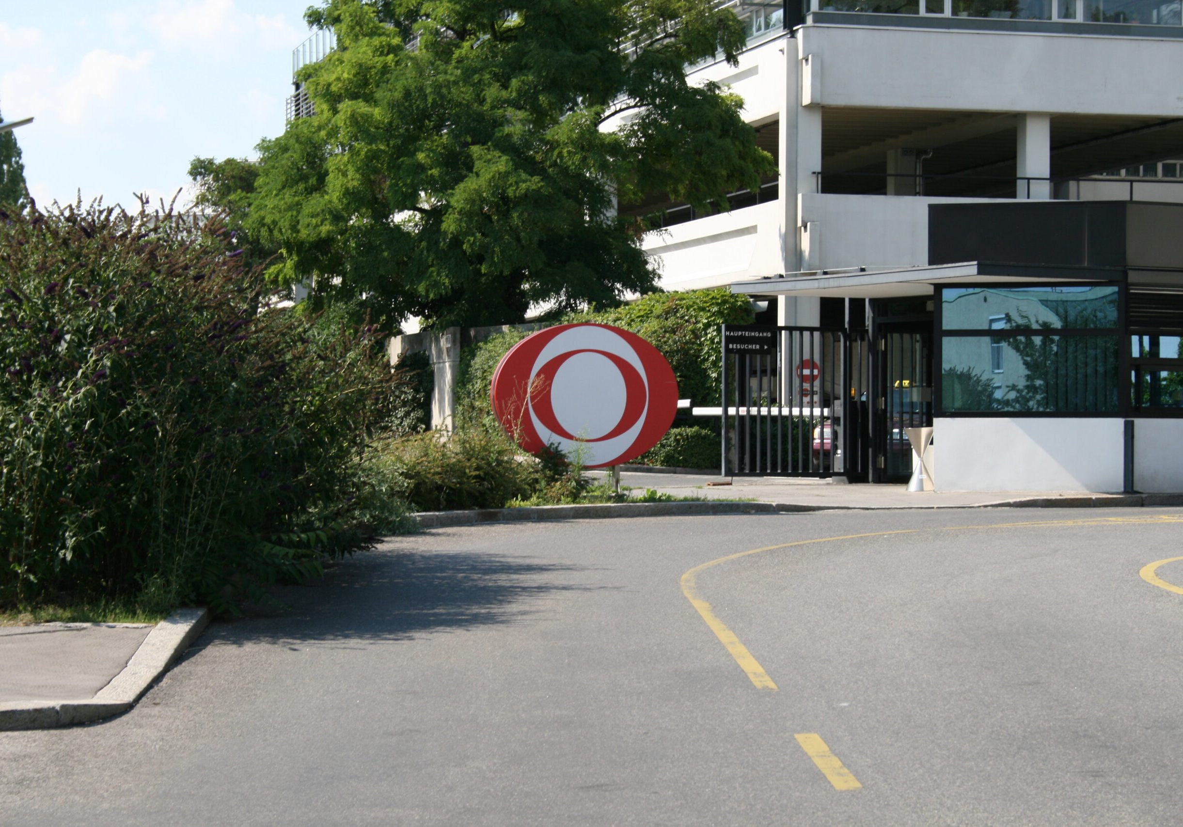Die neue ORF-Finanzierung erfolgt über eine Haushaltsabgabe, niedriger als die derzeitige GIS-Gebühr. Der ORF hatte gebührenfreies Streamen vor den Verfassungsgerichtshof gebracht, dieser verfügte, für ORF sei auf allen Geräten zu zahlen. Folge: Haushaltsabgabe. IM Bild: Zufahrt zum ORF-Gelände in Wien. Foto: pixelio/Dario Premm