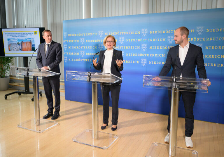 Über 232 Millionen Euro für Niederösterreichs Breitbandausbau - auf dem Foto zu sehen: Landesrat Danninger, NÖ-Landeshauptfrau Mikl-Leitner und Staatssekretär Tursky Foto: NLK Burchhart