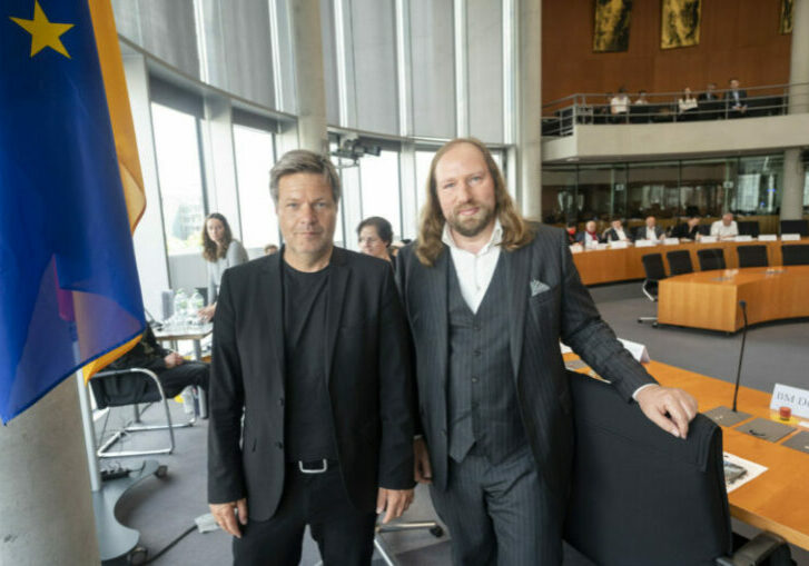Starken Gegenwind aus der Bevölkerung bekommen die Grünen für ihre Forderung nach einem Aus für Verbrennungsmotoren. Wirtschafts- und Energieminister Robert Habeck (l.) und der Vorsitzende des Ausschusses für Angelegenheiten der EU im Deutschen Bundestag, Anton Lang. Foto: Deutscher Bundestag / Marc-Steffen Unger
