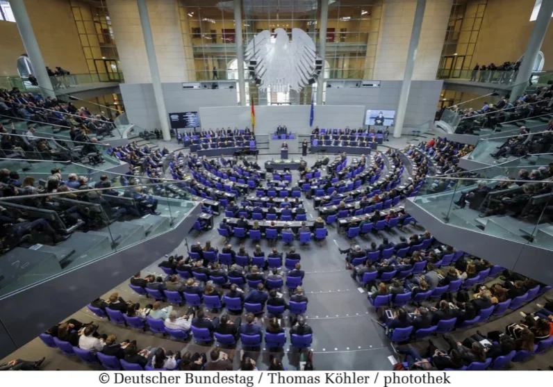 Der Deutsche Bundestag konstituiert sich nach der Bundestagswahl neu. Die Union ist nun stärkste Fraktion. Neue Bundestagspräsidentin wird Julia Klöckner. Foto: Deutscher Bundestag / Thomas Köhler / photothek
