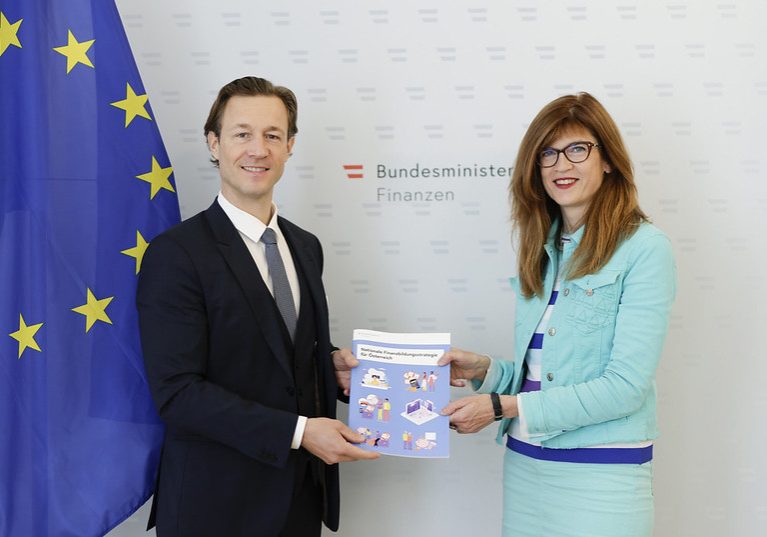 Finanzminister Gernot Blümel & Nicola Brandt, Leiterin des OECD Berlin Centers, präsentierten die Finanzbildungsstrategie - Foto: BMF/Wenzel
