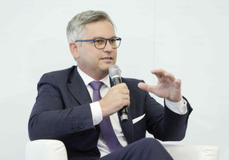Damit alle schnell ihre Soforthilfen erhalten, verschickte das Finanzministerium unter Magnus Brunner 5,5 Millionen Mails. Foto: BKA/Wenzel
