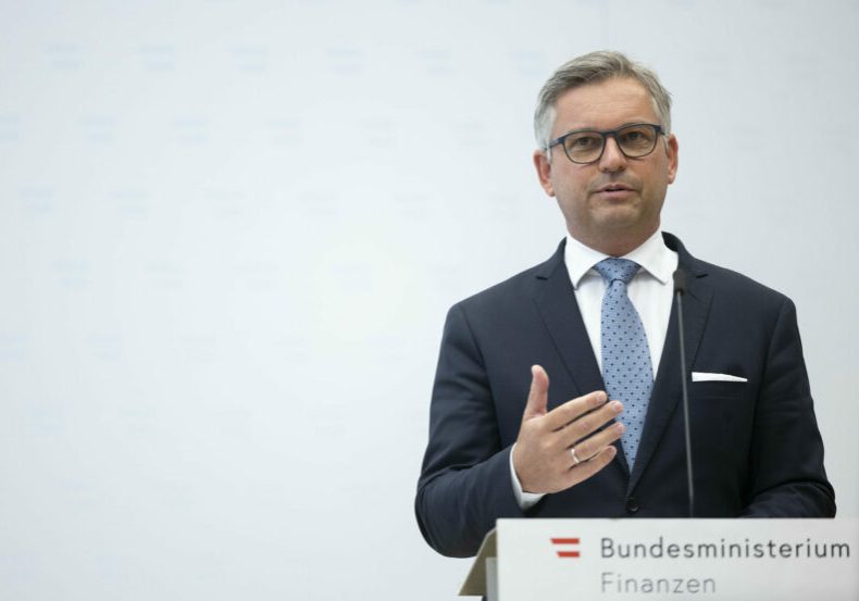 Kann sich über steigende Einnahmen aus der Digitalsteuer freuen, kämpft aber für international einheitliche Regeln zur Besteuerung von Online-Giganten. Finanzminister Magnus Brunner. Foto: BKA / Dunker