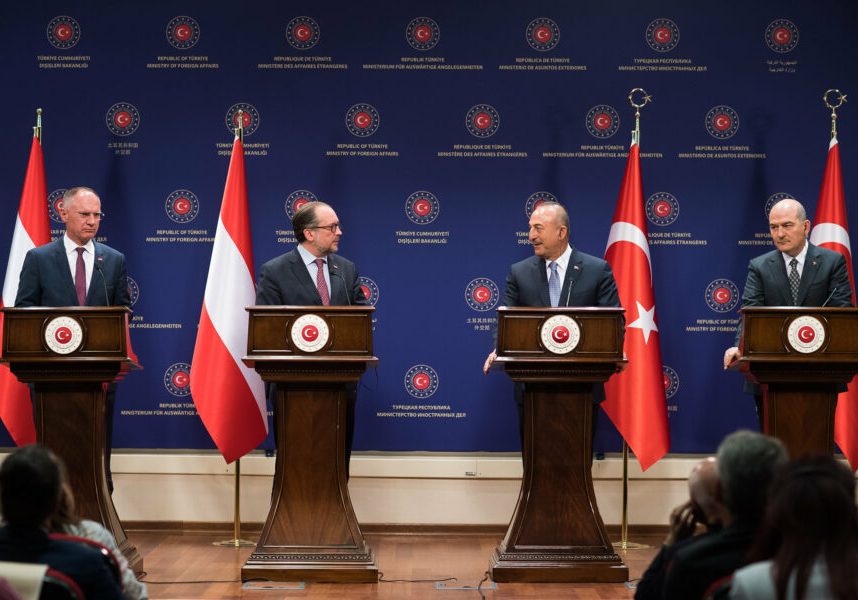 Außenminister Alexander Schallenberg und Innenminister Gerhard Karner und ihre türkischen Amtskollegen, Außenminister Mevlüt Cavusoglu (3.v.l.) und Innenminister Süleyman Soylu (4.v.l.) in Ankara. Foto: BMEIA/Gruber