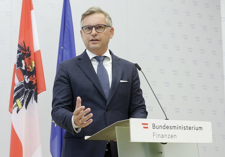 Im Podcast "Finance Friday“ spricht Finanzminister Magnus Brunner mit dem Direktor der Agenda Austria, Franz Schellhorn, über Budget, Pensionen und die Schaffung von Eigentum. Foto: BKA /Andy Wenzel