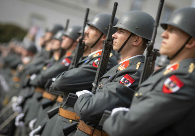 Am Freitag gab Verteidigungsministerin Klaudia Tanner das Programm für die Bundesheer-Schau am Nationalfeiertag bekannt. Neben zahlreichen Vorführungen werden auch 1.000 Grundwehrdiener angelobt. Foto: ÖBH