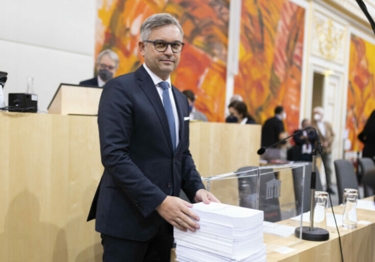 Finanzminister Magnus Brunner und der "Budgetziegel 2023". 3.700 Seiten dick und 11 Kilo schwer. Foto: BKA/Dunker