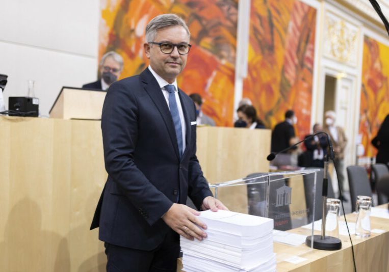 Finanzminister Magnus Brunner und der "Budgetziegel 2023". 3.700 Seiten dick und 11 Kilo schwer. Foto: BKA/Dunker