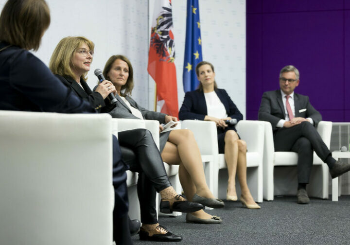 Vor welchen Herausforderungen stehen Frauen beim Thema Finanzen? Das haben BM Brunner und eine Expertinnenrunde diskutiert. Foto: BKA/Dunker