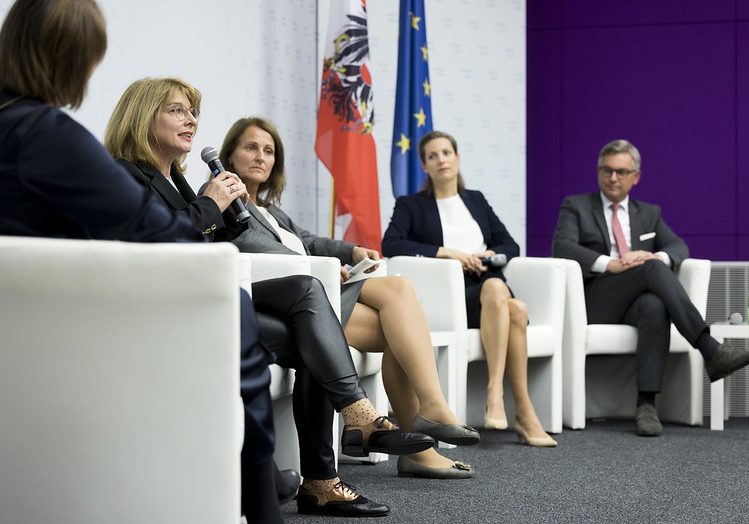 Vor welchen Herausforderungen stehen Frauen beim Thema Finanzen? Das haben BM Brunner und eine Expertinnenrunde diskutiert. Foto: BKA/Dunker