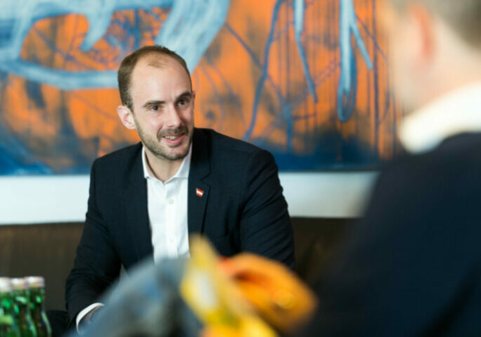 Die Sicherheitsforschung wird um einen Cybersecurity-Schwerpunkt ergänzt und der Etat auf 19 Mio. € aufgestockt, das gab Staatssekretär für Digitalisierung, Florian Tursky am Montag im Rahmen eines Hintergrundgespräches bekannt. Foto: BMF / Dunker