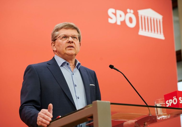 SPÖ-Bundesgeschäftsführer Christian Deutsch konnte am Donnerstag lediglich den Ort für den Sonderparteitag bekanntgeben. Dieser findet in Linz statt. Ansonsten besteht weiter Uneinigkeit in der SPÖ. Foto: SPÖ / Kurt Prinz