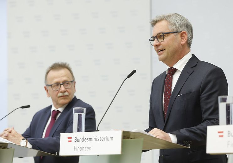 Positive Bilanz zur Steuerfahndung zogen Finanzminister Magnus Brunner und Alfred Hacker, Vorstand des Amts für Betrugsbekämpfung. Im vergangenen Jahr konnten durch gezielte Steuerfahndung zahlreiche Erfolge erzielt werden. Foto: BKA/Aigner