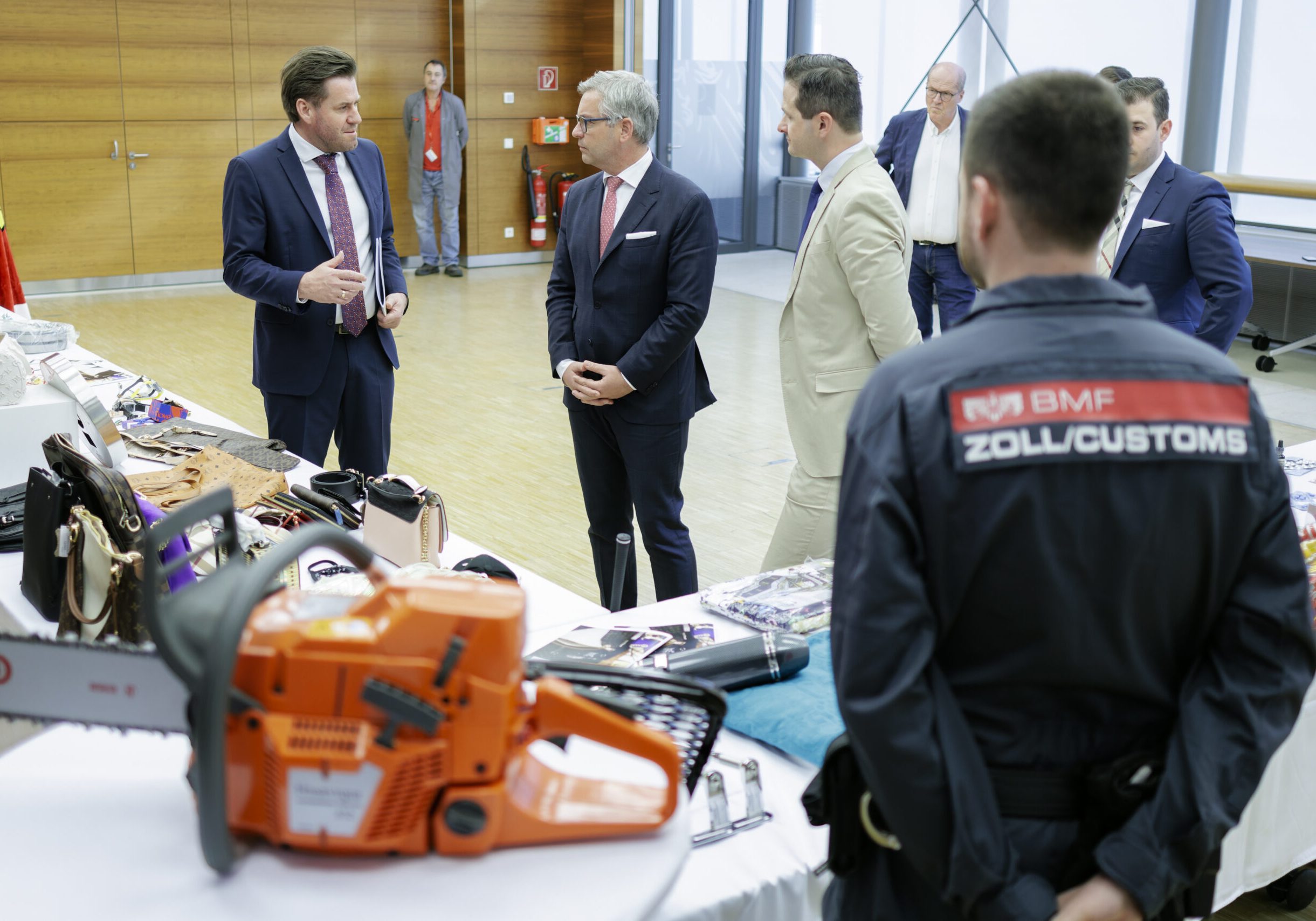 Finanzminister Magnus Brunner bei einem Lokalaugenschein im Zollamt - die Mitarbeiter des Zolls zeigen Brunner die Ausbeute der Produktpiraterie. Foto: BKA/ Wenzel