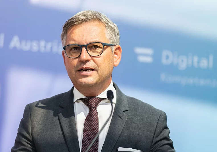 Finanzminister Magnus Brunner präsentiert Ländern und Gemeinden mit dem Zukunftsfonds einen neuen Ansatz für die Aufteilung der Steuereinnahmen: Gemeinsame Ziele für Kinder, Wohnen, Klima und Umwelt, aber unterschiedliche Wege, dies zu erreichen. Foto: BMF/Schrötter
