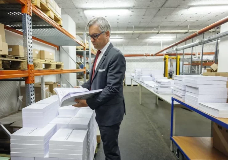 Über 4.000 Seiten lang und 12 kg schwer ist der sogenannte "Budgetziegel". mit allen Budgetären Kennzahlen für das kommende Jahr. Finanzminister Magnus Brunner besuchte diese Woche persönlich die Druckerei im Finanzministerium, um die in "Zahlen gegossene Politik" frisch gedruckt in Händen zu halten. Foto: BKA/Wenzel