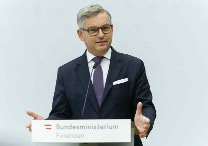 "Ich lasse mir Österreich nicht schlecht reden", mit dieser Aussage kontert Finanzminister Magnus Brunner in einem Video die fälschliche Behauptung, Österreich wäre höher verschuldet als Griechenland. Foto: BKA / Wenzel