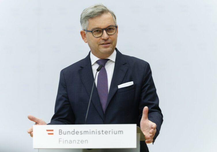 Vorsorge und Finanzbildung für Frauen sind Themen im aktuellen Podcast "Finance Friday" von Finanzminister Magnus Brunner im Gespräch mit Johanna Ronay. Foto: Bka / Wenzel
