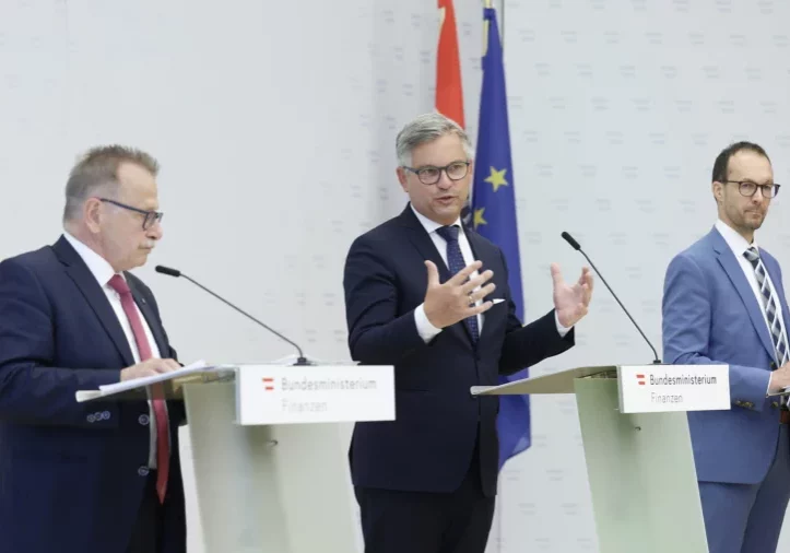 Können eine erfolgreiche Bilanz der Steuerfahndung vorlegen. Finanzminister Magnus Brunner und Alfred Hacker (l.) sowie Christian Ackerler (r.). Foto: BKA/Aigner