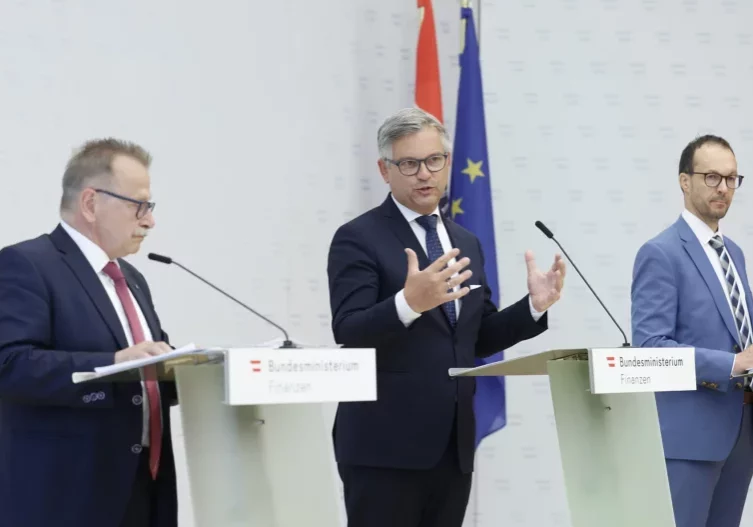 Können eine erfolgreiche Bilanz der Steuerfahndung vorlegen. Finanzminister Magnus Brunner und Alfred Hacker (l.) sowie Christian Ackerler (r.). Foto: BKA/Aigner