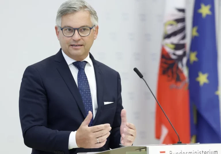 Mit Fakten erläutert Finanzminister Magnus Brunner im neuen Podcast Finance Friday, wie es zu einem Budget kommt und was nun in der Budgetpolitik zu tun ist. Die Krisen hätten einen Ausnahmezustand ausgelöst, der nicht zum Normalzustand werden darf, sagt Brunner. Foto: BKA, Regina Aigner