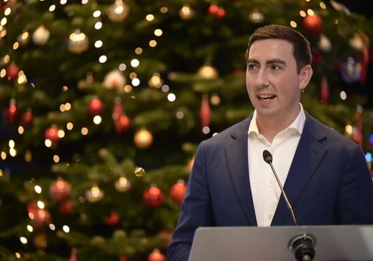 EU-Parlamentarier Alexander Bernhuber hat für das EU-Parlament auch dieses Jahr wieder einen Christbaum aus Österreich organisiert. Foto: Imre Antal