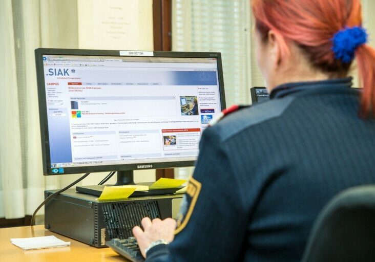 Ermittlungen im Internet: Sicherheitsbehörden recherchieren im Netz, um Extremismus und demokratiegefährdende Inhalte früh zu erkennen. Foto (Symbolbild): BMI/Gerd Pachauer