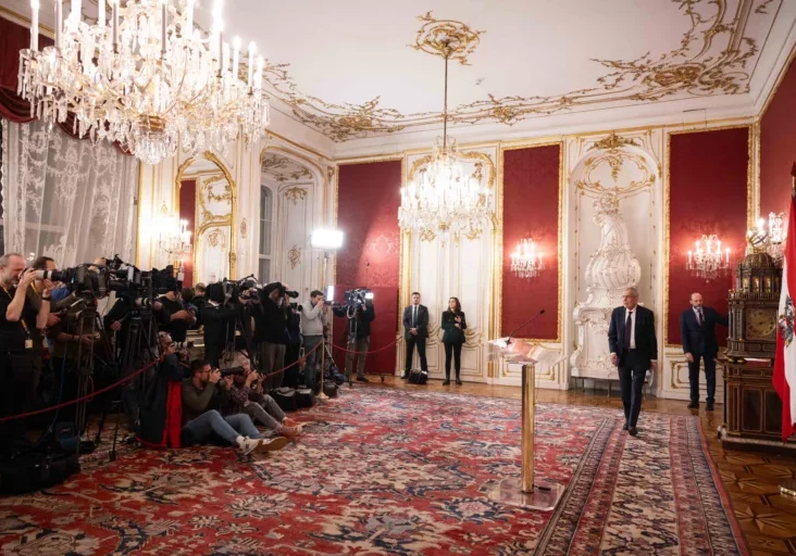 Noch am Abend des 12. Februar kündigte Bundespräsident Alexander Van der Bellen an, Möglichkeiten parlamentarischer Mehrheiten auszuloten. Der Gesprächsreigen der Parteiobleute in der Hofburg startete am 13. Februar. Foto: Peter Lechner, HBF