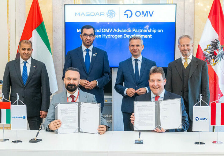 Eine Absichtserklärung zur Kooperation von OMV und Masdar vertieft die wirtschaftliche Partnerschaft zwischen Österreich und den Vereinigten Arabischen Emiraten. Vorne die CEOs, dahinter die Minister Al Jaber und Hattmannsdorfer. Foto: BMWET/Holey