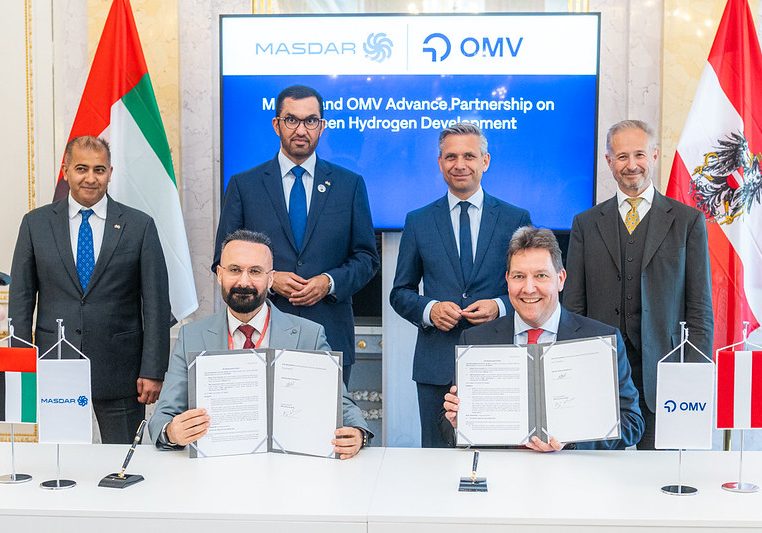 Eine Absichtserklärung zur Kooperation von OMV und Masdar vertieft die wirtschaftliche Partnerschaft zwischen Österreich und den Vereinigten Arabischen Emiraten. Vorne die CEOs, dahinter die Minister Al Jaber und Hattmannsdorfer. Foto: BMWET/Holey