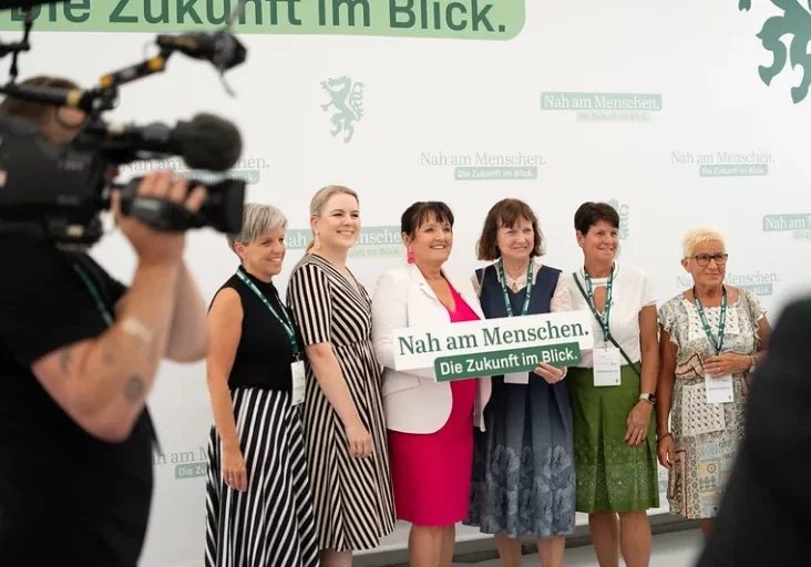 Startet Öffnung der ÖVP Steiermark: die neue Landesparteiobfrau Manuela Khom (Mitte). Foto: STVP Michael Lorber