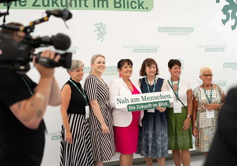 Startet Öffnung der ÖVP Steiermark: die neue Landesparteiobfrau Manuela Khom (Mitte). Foto: STVP Michael Lorber