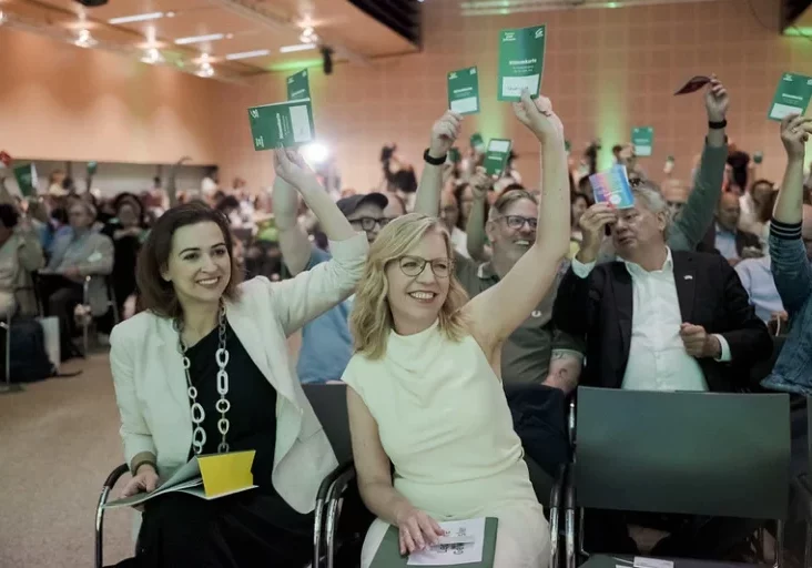 Hand hoch für mehr Steuerbelastungen. Die Rede von Leonore Gewessler am Bundeskongress der Grünen wird von der ÖVP scharf kritisiert. Foto: www.flickr.com/Die Grünen/Karo Pernegger