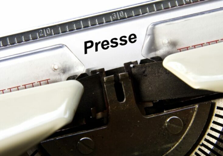 Die finanziellen Erlöse für Tageszeitungen sind rückläufig. Die Versorgung mit Zeitungen und die Umstellung der Medien auf die digitale Ära werden stärker gefördert, entschieden die Regierungsparteien. Foto: Thorben Wengert/Pixelio.de