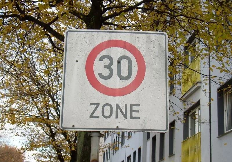 Städte und Gemeinden sollen künftig in Bereichen mit Schutzbedürfnis ein Tempolimit von 30 Km/h einführen und kontrollieren dürfen. Foto: piksl-labor; pixelio