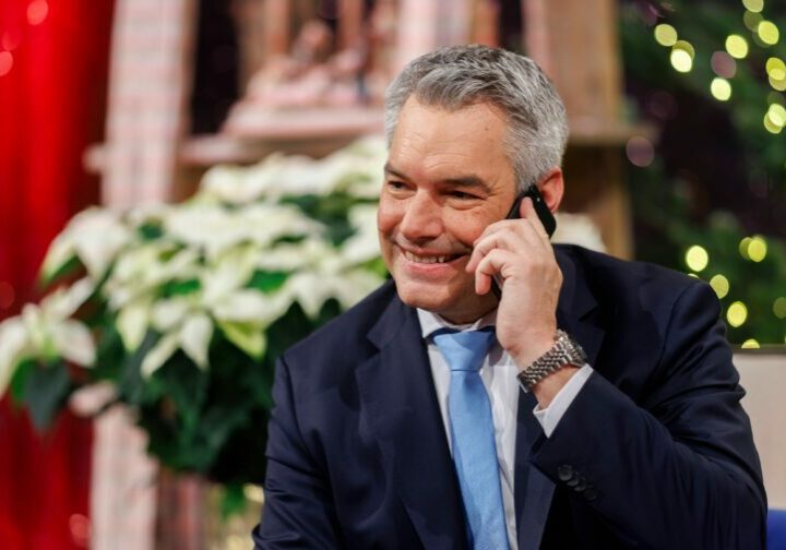 Am 24. Dezember 2023 nahm Bundeskanzler Karl Nehammer an der Licht ins Dunkel Spendenaktion im ORF Zentrum Wien teil.