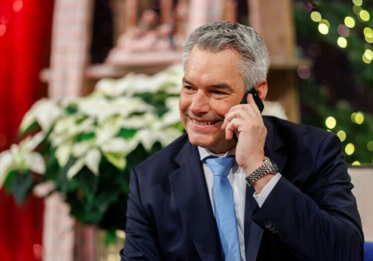 Am 24. Dezember 2023 nahm Bundeskanzler Karl Nehammer an der Licht ins Dunkel Spendenaktion im ORF Zentrum Wien teil.