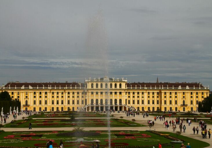 Österreich wird stark besucht (Bild: Schloss Schönbrunn, Wien), die Österreicher verreisen wieder mehr: Die Dynamik des Tourismus stärkt die Wirtschaft, ergibt der Quartalsbericht der Statistik Austria. Foto: Wolfgang Dirscherl, pixelio.de