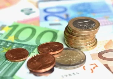 Bargeld verfassungsrechtlich sichern: Diese Initiative von Bundeskanzler Karl Nehammer entspricht sachlichen Erfordernissen und dem Wunsch der Bevölkerung, erklären ÖVP-Klubobmann August Wöginger und ÖVP-Generalsekretär Christian Stocker. Foto: pixelio/Andreas Hermsdorf