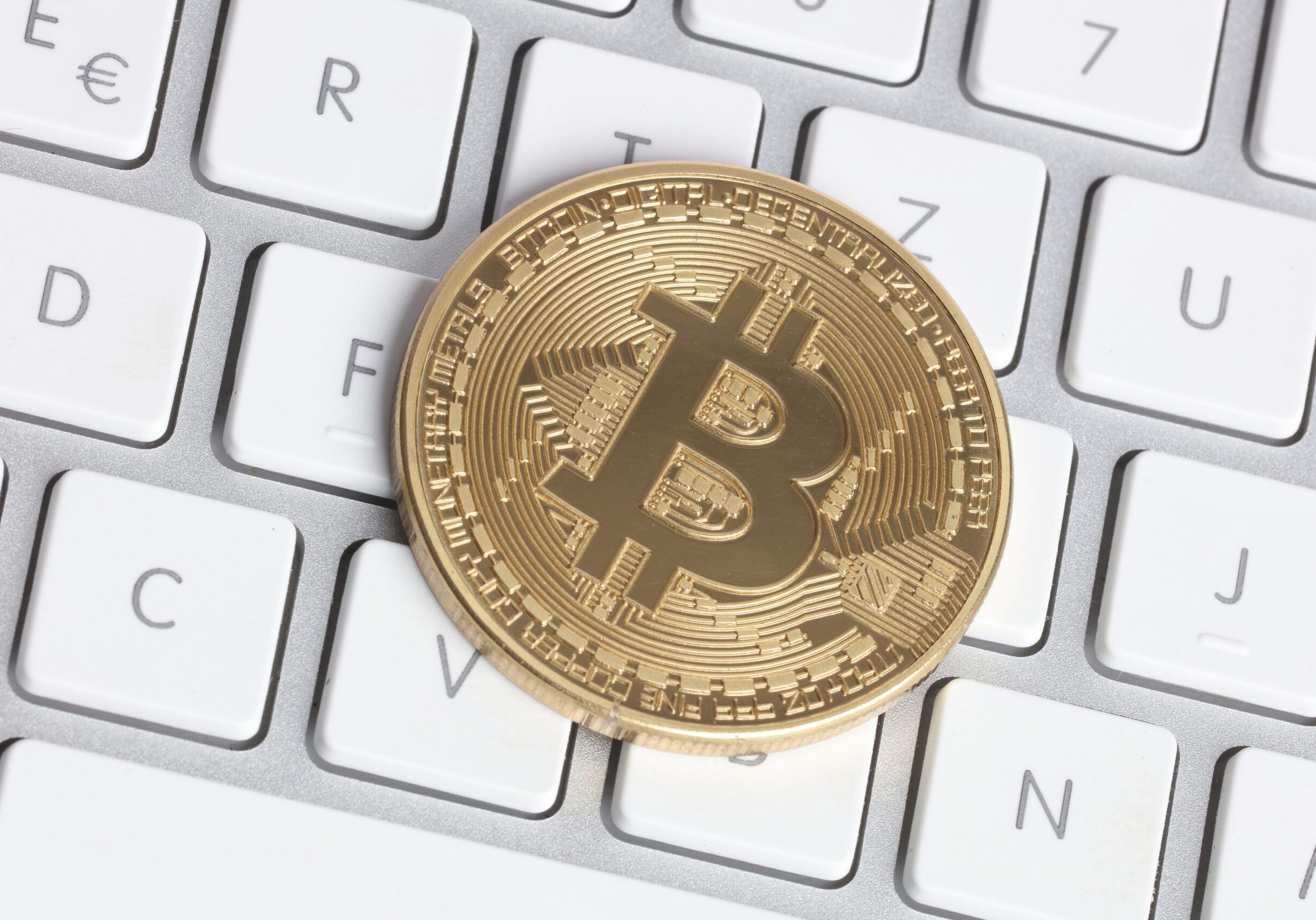 Digitale Tauschmittel und Anlageformen wie Bitcoin brauchen wegen der Unsicherheiten und Cyberkriminalität Regeln. Das Europäische Parlament setzte dazu erste Schritte. Foto: pixelio/Tim Reckmann