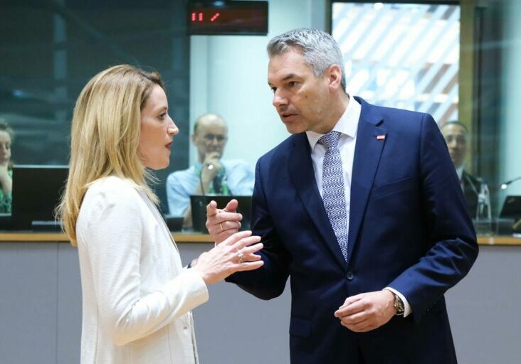 In der Beitrittsfrage braucht es für Bundeskanzler Karl Nehammer gleiche Regeln für alle. Hier im Gespräch mit Roberta Metsola, der Präsidentin des EU-Parlaments. Foto: European Union