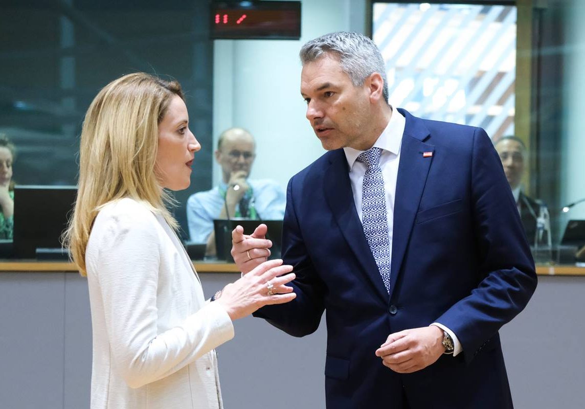In der Beitrittsfrage braucht es für Bundeskanzler Karl Nehammer gleiche Regeln für alle. Hier im Gespräch mit Roberta Metsola, der Präsidentin des EU-Parlaments. Foto: European Union