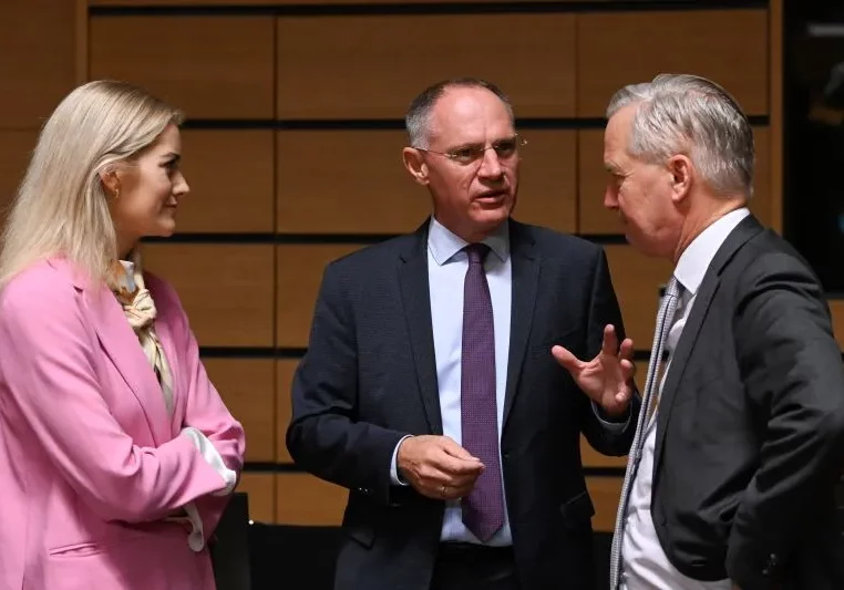 Die Anzahl der Asylanträge sinkt in Österreich, steigt in der EU noch an: Innenminister Gerhard Karner beim Rat der Innenminister im Oktober im Brüssel im Gespräch mit Ressortkollegin Emilie Enger Mehl (Norwegen) und Eric van der Burg (Niederlande). Foto: EU