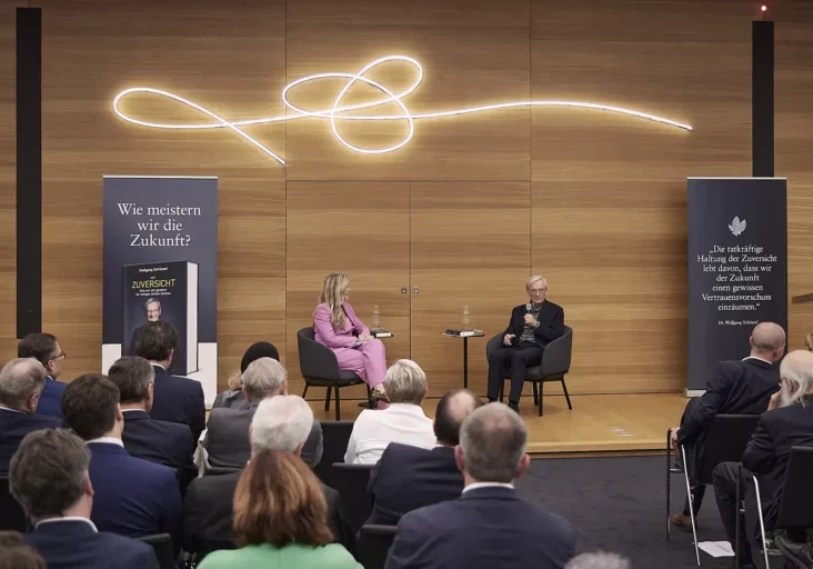 Wolfgang Schüssel, Bundeskanzler von 2000 bis 2007, präsentierte im Parlament (im Bild mit Claudia Reiterer) sein neues Buch "Mit Zuversicht". Foto: Caro Strasnik