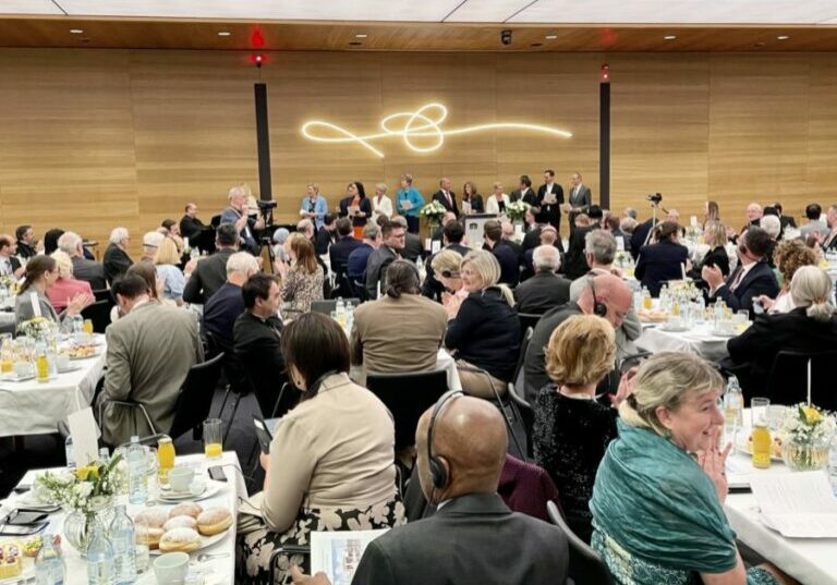 Internationales Gebetsfrühstück im Parlament in Wien: 270 Gäste, davon 39 Abgeordnete aller Parteien, nahmen daran teil. Vertreter und Angehörige von 15 Konfessionen trafen sich im Zeichen von Frieden und Versöhnung. Foto: Büro Abg. Gudrun Kugler