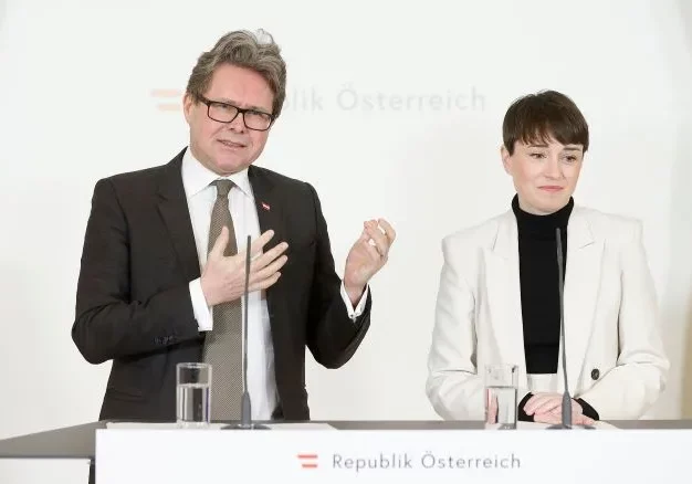 Lehrer werden besser und praxisorientierter ausgebildet: Bildungsminister Martin Polaschek (ÖVP) und Klubobfrau Sigi Maurer (Grüne) präsentierten am Mittwoch nach dem Ministerrat das Reformpaket. Foto: Regina Aigner