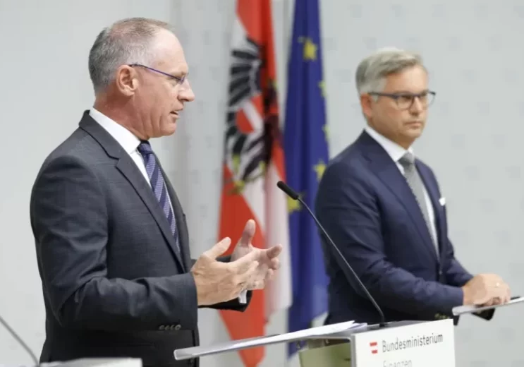 Sagen dem Sozialleistungsbetrug den Kampf an. Innenminister Gerhard Karner und Finanzminister Magnus Brunner. Foto: BKA/Regina Aigner